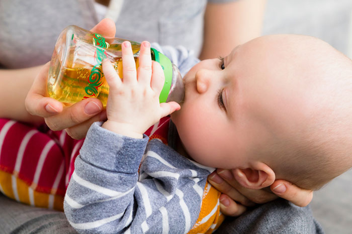со скольки месяцев можно вводить соки в питание грудных детей