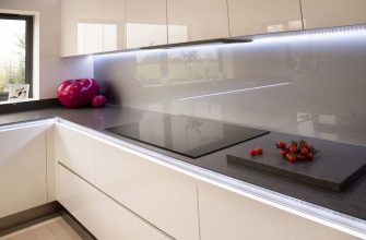 Фартук, который не надоест мыть: выбираем между скинали, стеклом и кварцем