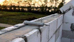 Армопояс в газобетоне: почему трещины появляются через год и как этого избежать