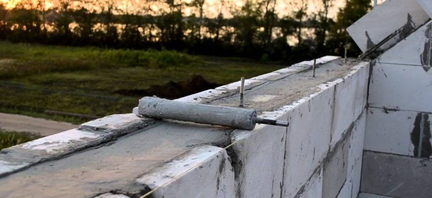 Армопояс в газобетоне: почему трещины появляются через год и как этого избежать